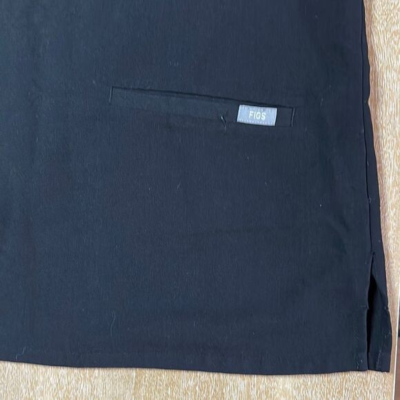 Figs Casma Three-Pocket scrub top - Picture 2 of 5